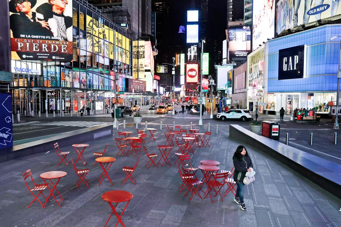 Quảng trường Thời Đại (New York) vắng vẻ bất thường. Ảnh: AP.