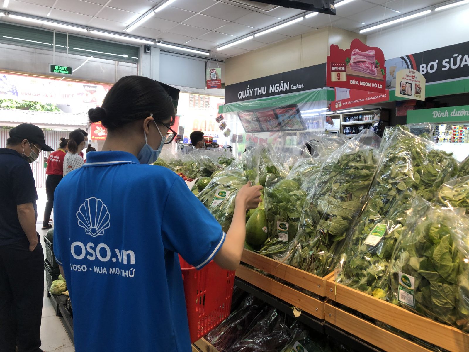 Nhân viên của Vỏ Sò "đi chợ hộ". Ảnh: Bộ Công thương.
