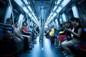 Tàu điện ở Singapore. Ảnh: AR / Unsplash.