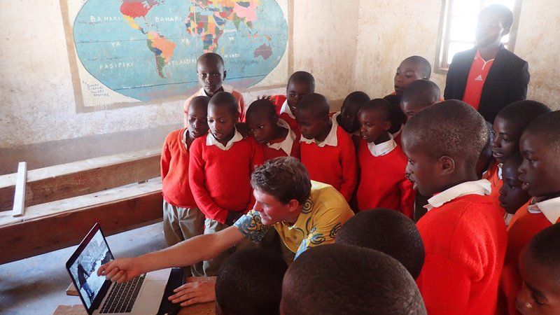 Một tình nguyện viên của Peace Corps làm việc ở Tanzania. Ảnh: Peace Corps.