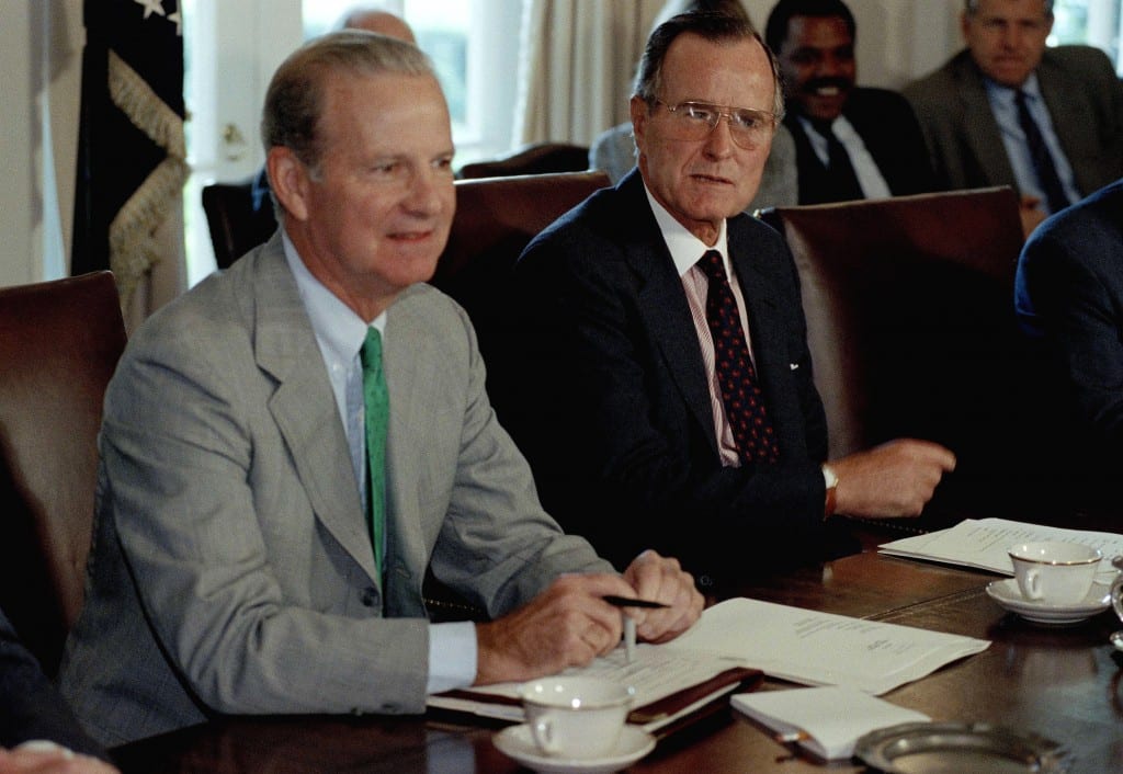 Qu&acirc;n sư James Baker (b&ecirc;n tr&aacute;i) v&agrave; Tổng thống George Bush (cha) (Nguồn ảnh: alarabiya.net)