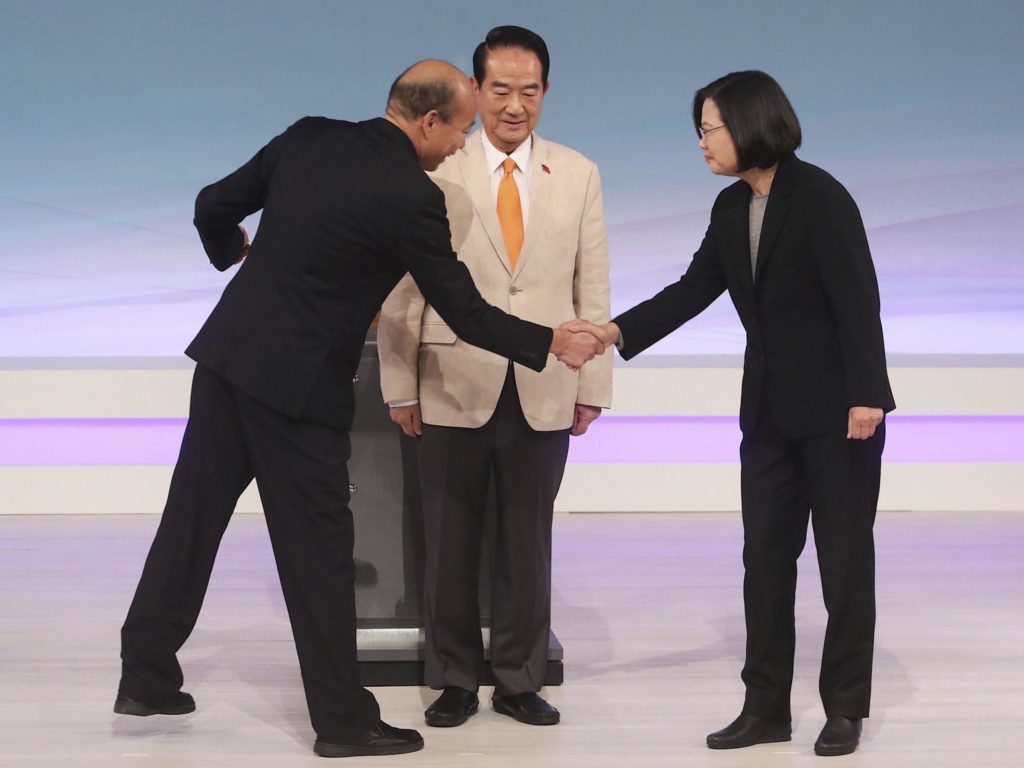 H&agrave;n Quốc Du (tr&aacute;i), Tống Sở Du (giữa) v&agrave; Th&aacute;i Anh Văn (phải) trong cuộc tranh luận tr&ecirc;n truyền h&igrave;nh ng&agrave;y 29/12/2019. Ảnh: AP. 