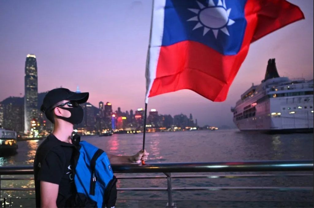 Một người biểu t&igrave;nh ở Hong Kong giương cờ Đ&agrave;i Loan. Ảnh: AFP.