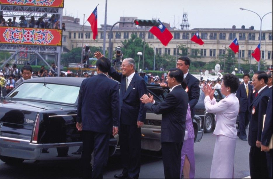 Lý Đăng Huy giã từ người dân từ Phủ Tổng thống khi mãn nhiệm kỳ năm 2000. Ảnh: National Depository of Cultural Heritage.