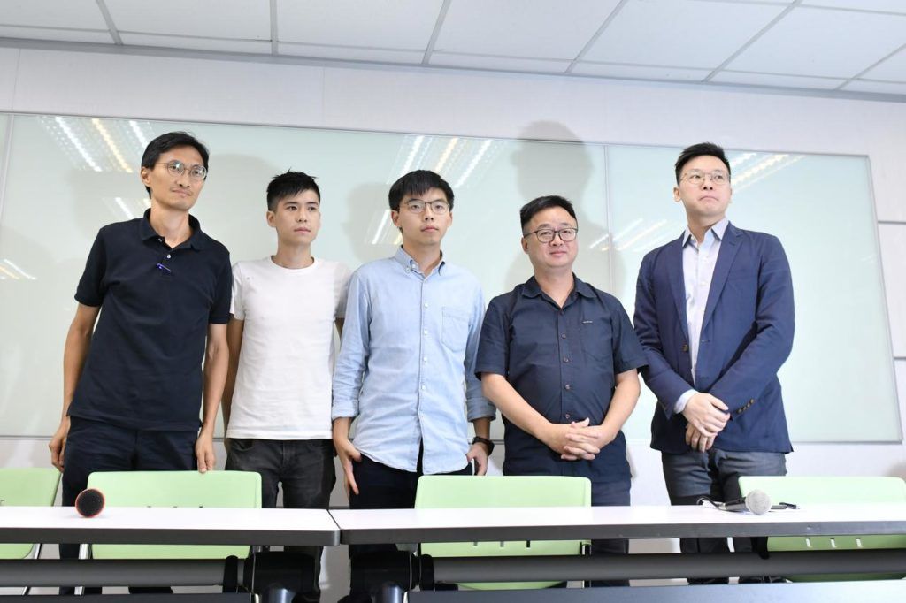 C&aacute;c nh&agrave; hoạt động d&acirc;n chủ Hong Kong họp b&aacute;o với ch&iacute;nh trị gia Đ&agrave;i Loan tại trụ sở Đảng D&acirc;n Tiến ở Đ&agrave;i Bắc, th&aacute;ng 9/2019. Ảnh: Reuters.
