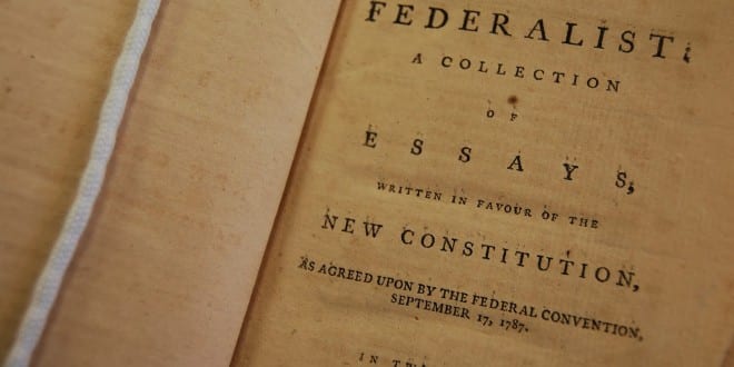 Luận cương Thể chế Li&ecirc;n bang (Federalist Papers), quyển II, hiện đang được trưng b&agrave;y tại Bảo t&agrave;ng Morristow, bang New Jersey, Hoa Kỳ. Ảnh: morristownnhpmuseum.blogspot.com