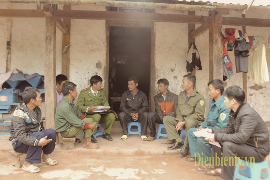 Một cảnh vận động người d&acirc;n kh&ocirc;ng theo những t&ocirc;n gi&aacute;o mới của C&ocirc;ng an huyện Mường Nh&eacute;, tỉnh Điện Bi&ecirc;n. Ảnh: Dienbientv.vn.