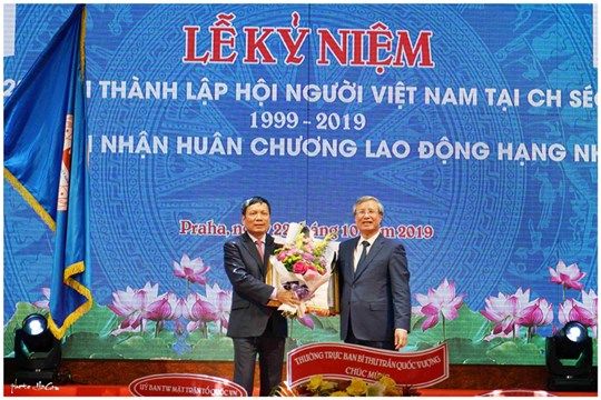 Ông Hoàng Đình Thắng (trái) được Ủy viên Bộ Chính trị Trần Quốc Vượng trao Huân chương Lao động hạng Nhì, tháng 10/2019. Ảnh: mattran.org.vn.