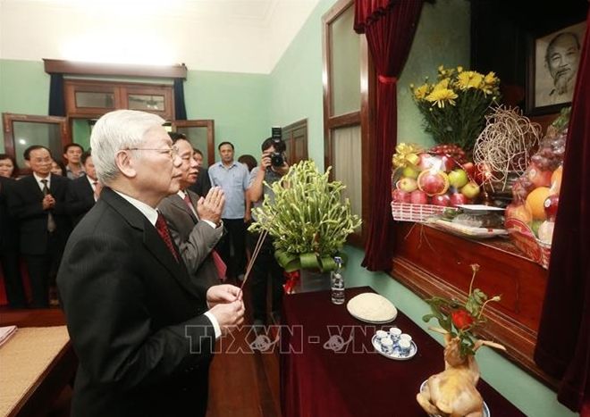 Tổng B&iacute; thư, Chủ tịch nước Nguyễn Ph&uacute; Trọng d&acirc;ng hương c&uacute;ng b&aacute;i Chủ tịch Hồ Ch&iacute; Minh tại H&agrave; Nội năm 2019. Ảnh: TTXVN.
