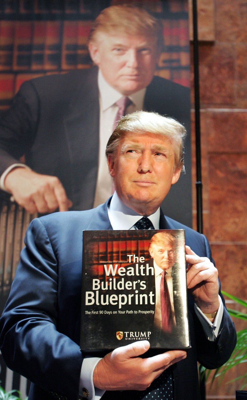 &Ocirc;ng Trump đang vướng v&agrave;o một vụ kiện tụng l&ugrave;m x&ugrave;m li&ecirc;n quan đến trường đại học Trump &ocirc;ng từng mở (Ảnh: Mario Tama/Getty Images)