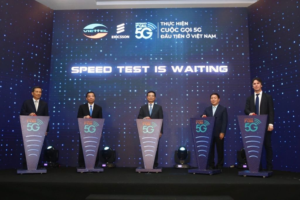 Đại diện của Ericsson Việt Nam (bìa phải) tham gia thực hiện cuộc gọi 5G đầu tiên ở Việt Nam cùng với hãng Viettel. Ảnh: VietnamPlus.