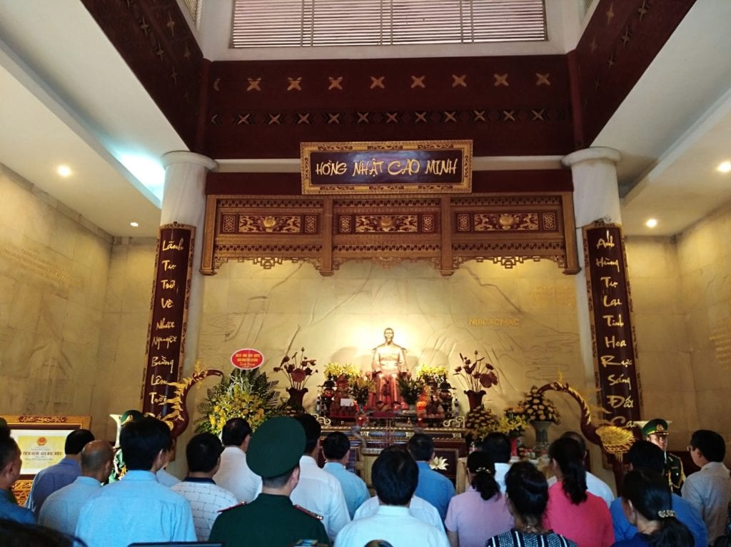 Đo&agrave;n đại biểu của Đảng Cộng sản Việt Nam v&agrave; người d&acirc;n Cao Bằng d&acirc;ng hương, d&acirc;ng hoa tại Đền thờ Chủ tịch Hồ Ch&iacute; Minh tại Cao Bằng. Ảnh: pacbo.vn.