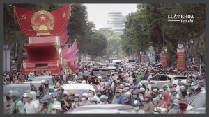 Xe mô hình quốc huy Việt Nam thuộc đoàn diễu binh bị kẹt giữa dòng người và xe đông đúc vào giờ cao điểm ở Thành phố Hồ Chí Minh, ngày 26/4/2025. Nguồn: VnExpress.