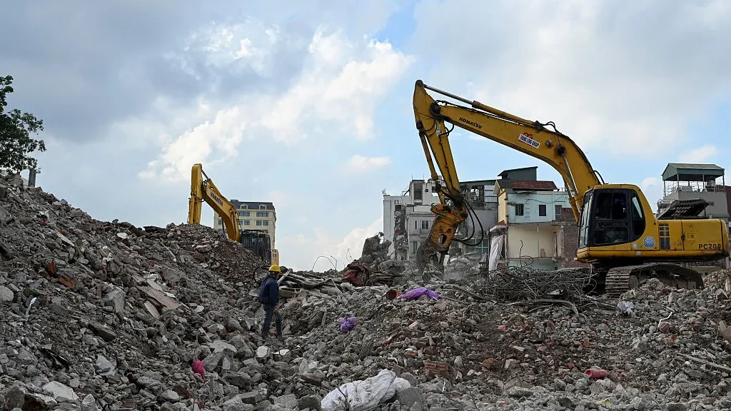 Cảnh giải tỏa ở khu vực đê sông Hồng, ngày 20/5/2026. Ảnh: Nhac Nguyen/AFP.