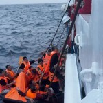 Các thuyền viên người Việt Nam được tàu tuần tra bờ biển Trung Quốc cứu hộ trên Biển Đông ngày 26/7. Nguồn ảnh: Global Times.