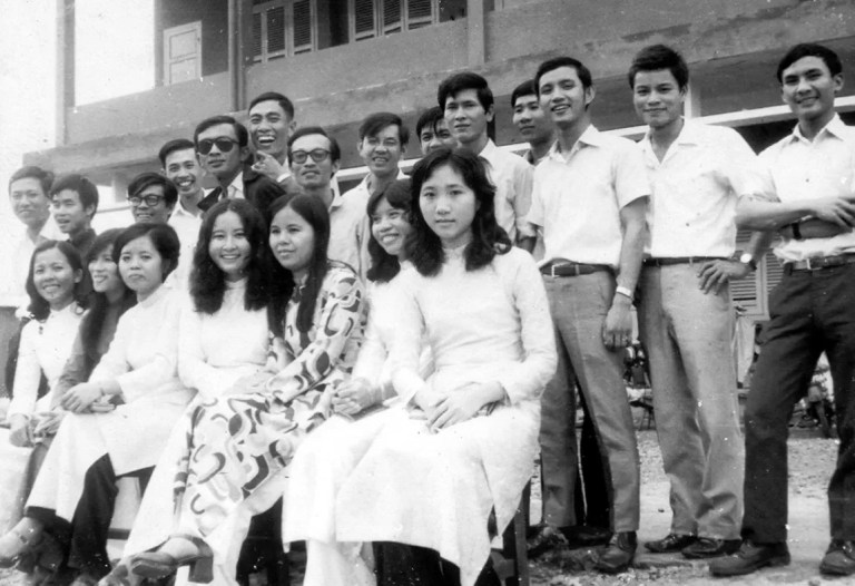 Các giáo sư trường trung học Đất Đỏ, tỉnh Phước Tuy, năm 1968. Họ là những giáo sư trẻ tốt nghiệp Đại học Sư phạm Sài Gòn. Ảnh tư liệu.