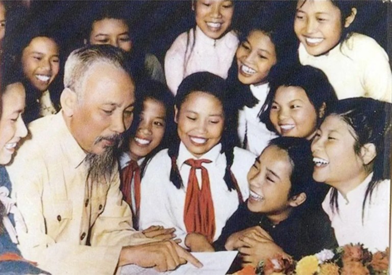 Chủ tịch Hồ Chí Minh cùng thiếu nhi, ngày 30/12/1967. Nguồn ảnh: hochiminh.vn.